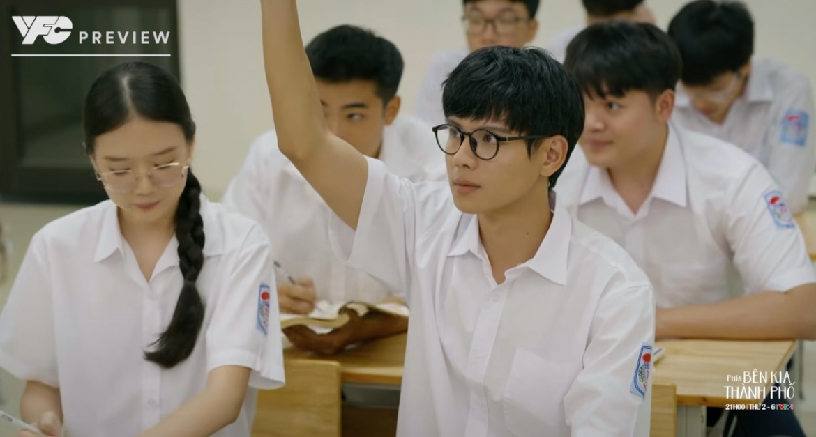 Thái Vũ vào vai Khuê trong Phía bên kia thành phố, một học sinh giỏi nhưng khép kín, chịu nhiều áp lực và tổn thương.