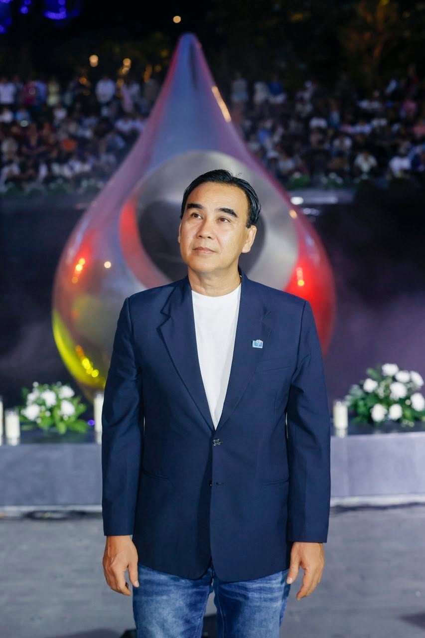 MC Quyền Linh bất ngờ đăng tải một bài viết dài trên trang cá nhân, bày tỏ sự bức xúc trước những lời lẽ công kích nhắm vào bản thân và gia đình trên mạng xã hội. Nam MC cho biết không chỉ mình anh mà hình ảnh vợ con cũng bị kéo vào những nội dung mang tính công kích, kèm theo các lời buộc tội khiến anh vô cùng đau lòng.