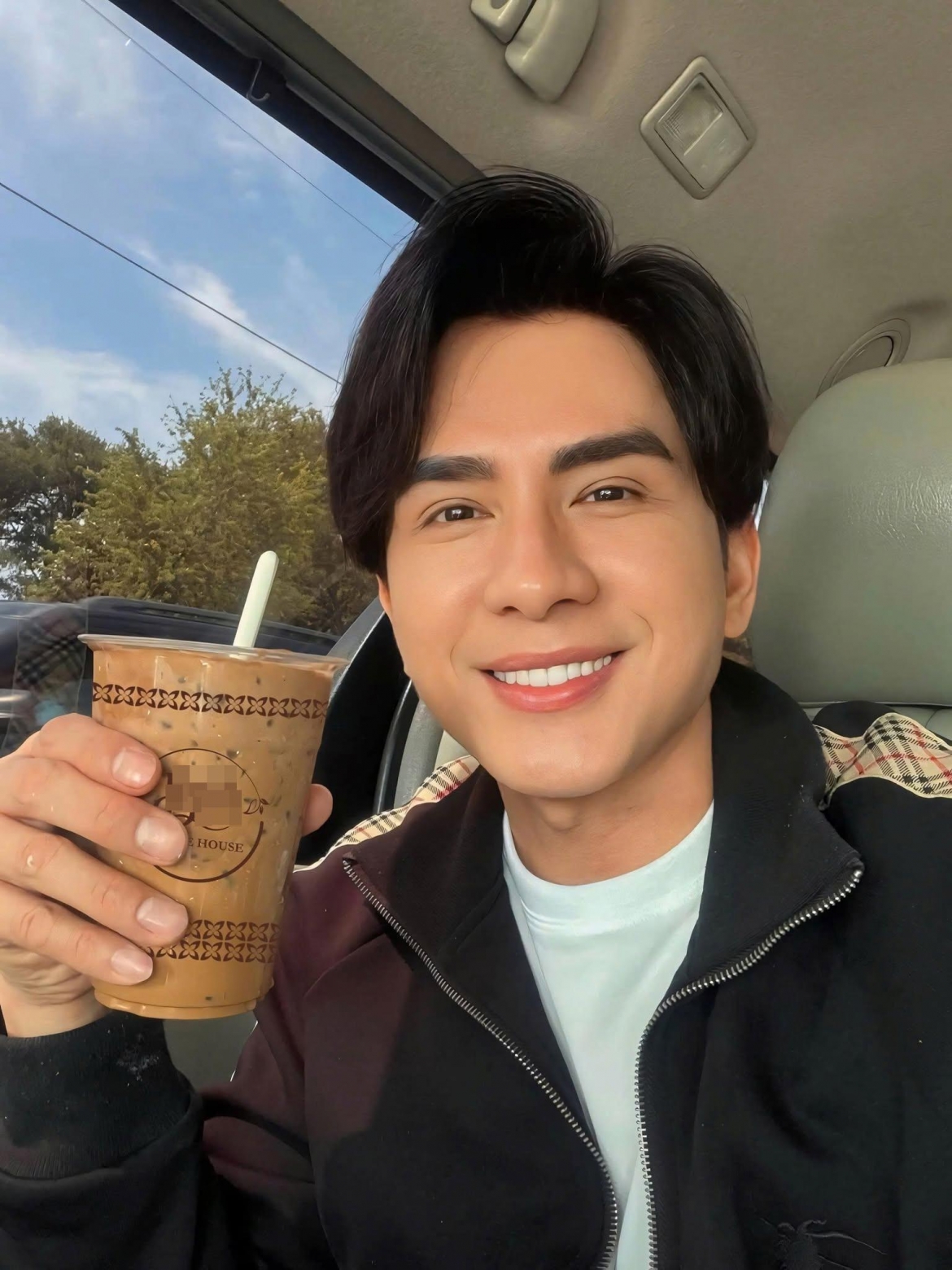 Đan Trường gây chú ý khi chia sẻ trên trang cá nhân hình ảnh thiết kế của một cơ sở cafe mới tại TP Bắc Ninh. Anh cũng bày tỏ sự háo hức và mong chờ ngày khai trương để có dịp gặp gỡ người hâm mộ cũng như khách hàng.