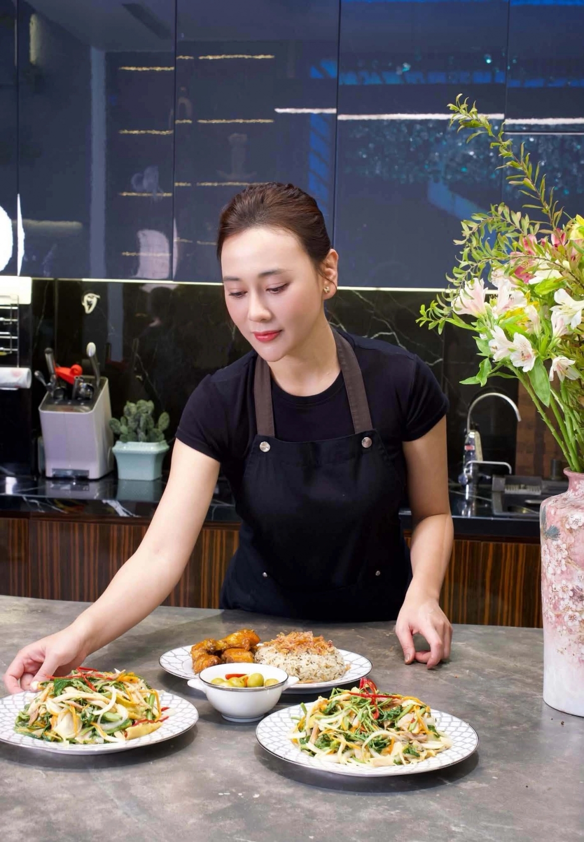 Phương Oanh dành kỳ nghỉ lễ để vào bếp nấu nướng những món mới. Cô khoe thành quả là hai món xôi gà roti và nộm gà xé phay được khán giả khen trông 'ngon mắt' như nhà hàng.