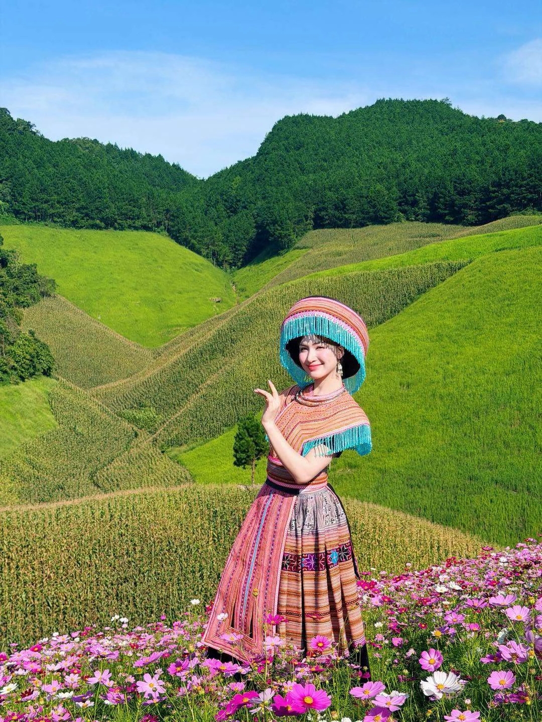 Sao Việt 2-9: Hòa Minzy thích thú trải nghiệm trang phục rực rỡ, hòa mình giữa khung cảnh xanh mướt của Mộc Châu. “Nghe nói khoảng thời gian này là lúc đồi hoa tại cửa khẩu Lóng Sập đang đẹp nhất! Mọi người tranh thủ tới nha”, cô viết.