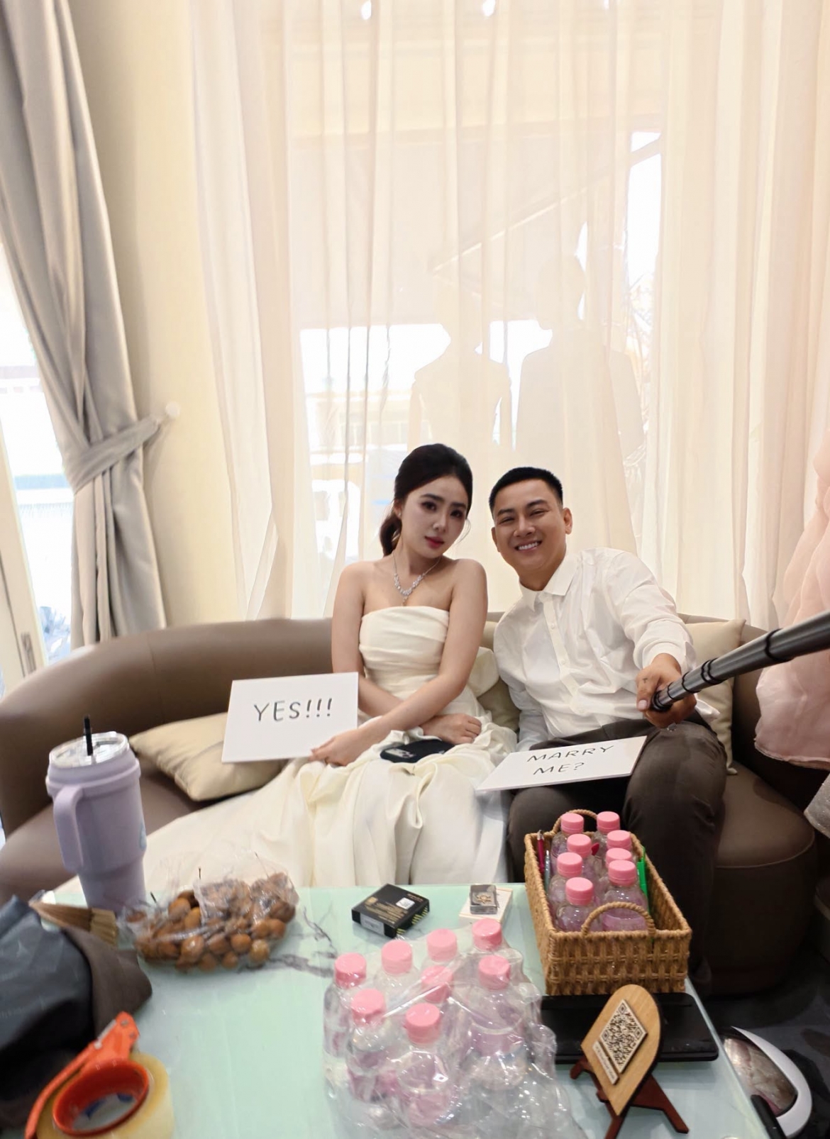 Sao Việt 17-9: Hoài Lâm tiếp tục khiến dân tình thích thú khi khoe ảnh tình tứ bên vợ sắp cưới. Theo đó, nam ca sĩ cầm tấm bảng có dòng chữ "Marry me?", trong khi Ngọc Trinh nở nụ cười rạng rỡ và cầm tấm bảng đáp lại bằng chữ "Yes".