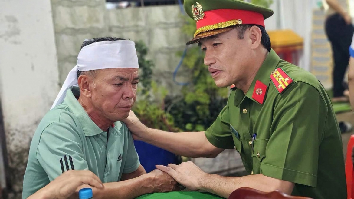 Lãnh đạo Công an TP. Đồng Nai thăm hỏi, động viên gia đình nạn nhân (ảnh: CA)