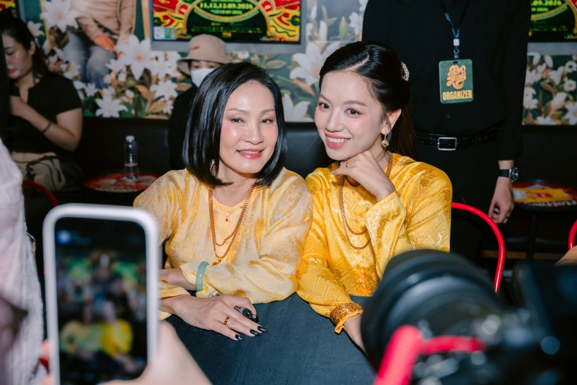Hồng Đào và Hạ Anh.