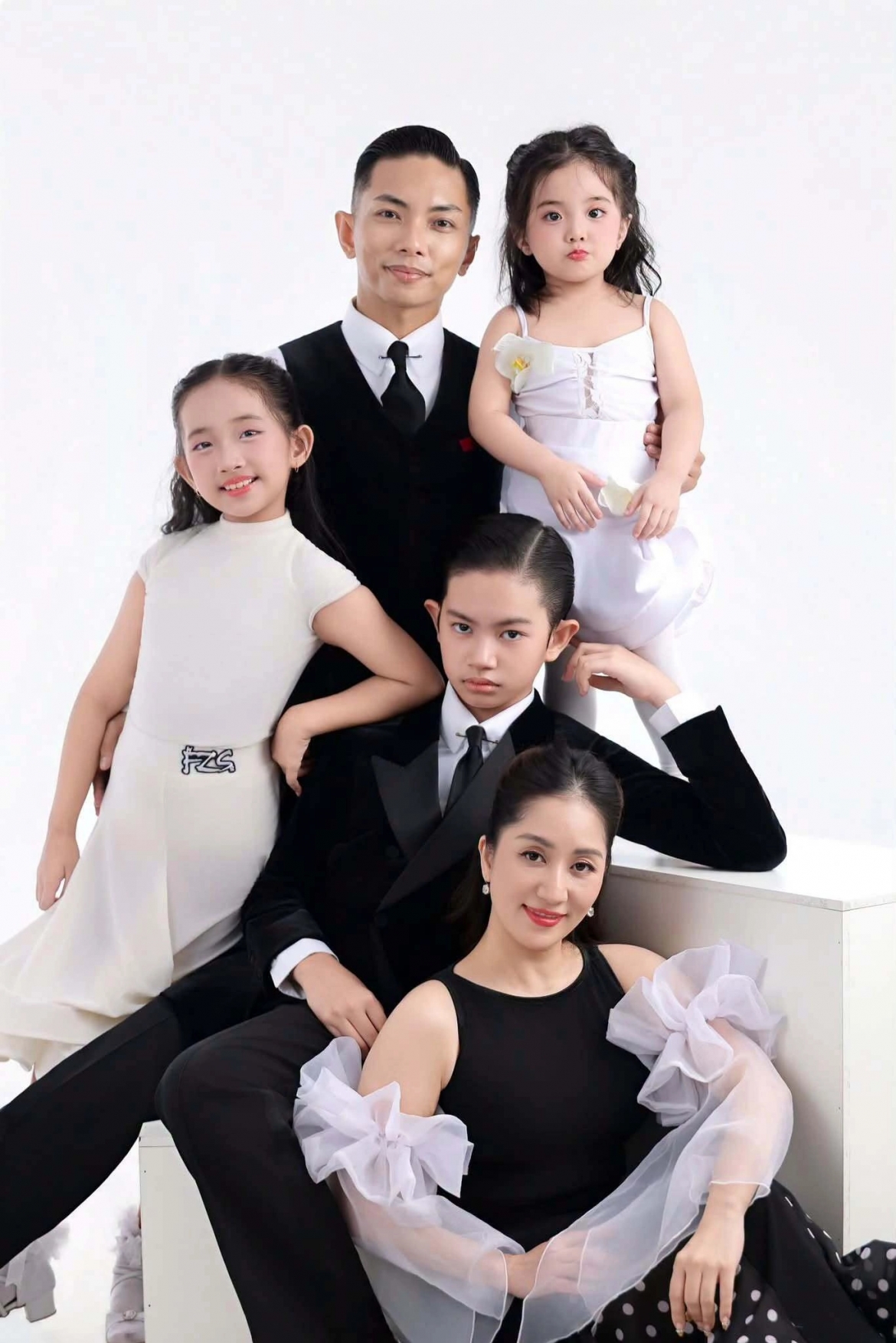 Phan Hiển gọi gia đình của mình là 'Ngân hàng tình yêu của Hiển'. Anh nói luôn gửi rất nhiều tình yêu thương và sự ấm áp cho gia đình.