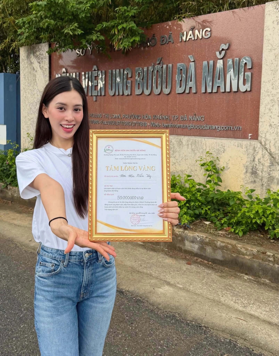 Nhân kỷ niệm 8 năm đăng quang Hoa hậu Việt Nam, Tiểu Vy đến thăm các bệnh nhân ở Bệnh viên Ung bướu Đà Nẵng và trao tặng phần quà 50 triệu đồng.