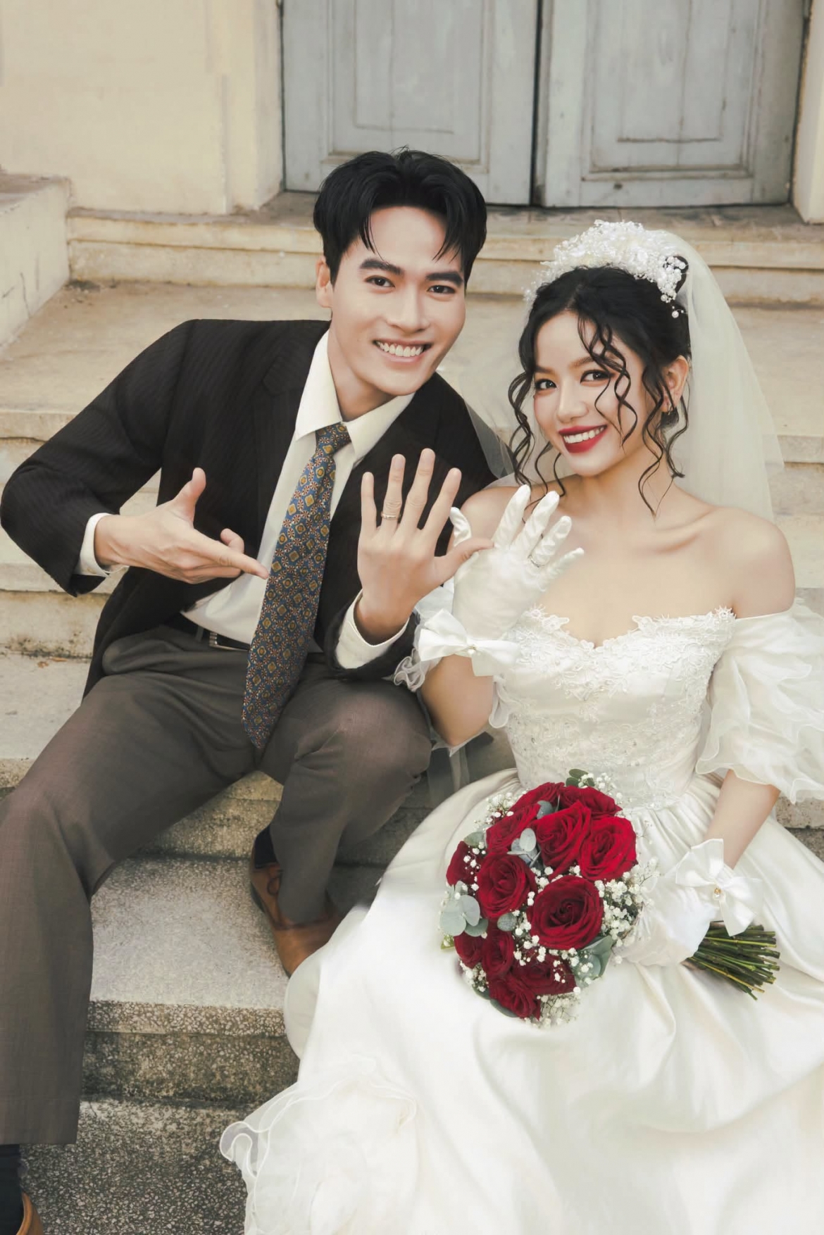Lê Hạ Anh bất ngờ công khai loạt ảnh cưới cùng Võ Tấn Phát, tái hiện hôn lễ của Tâm và Ánh trong Lên Hương. Đây cũng là những khoảnh khắc mà khán giả chưa được chứng kiến trọn vẹn trên màn ảnh.