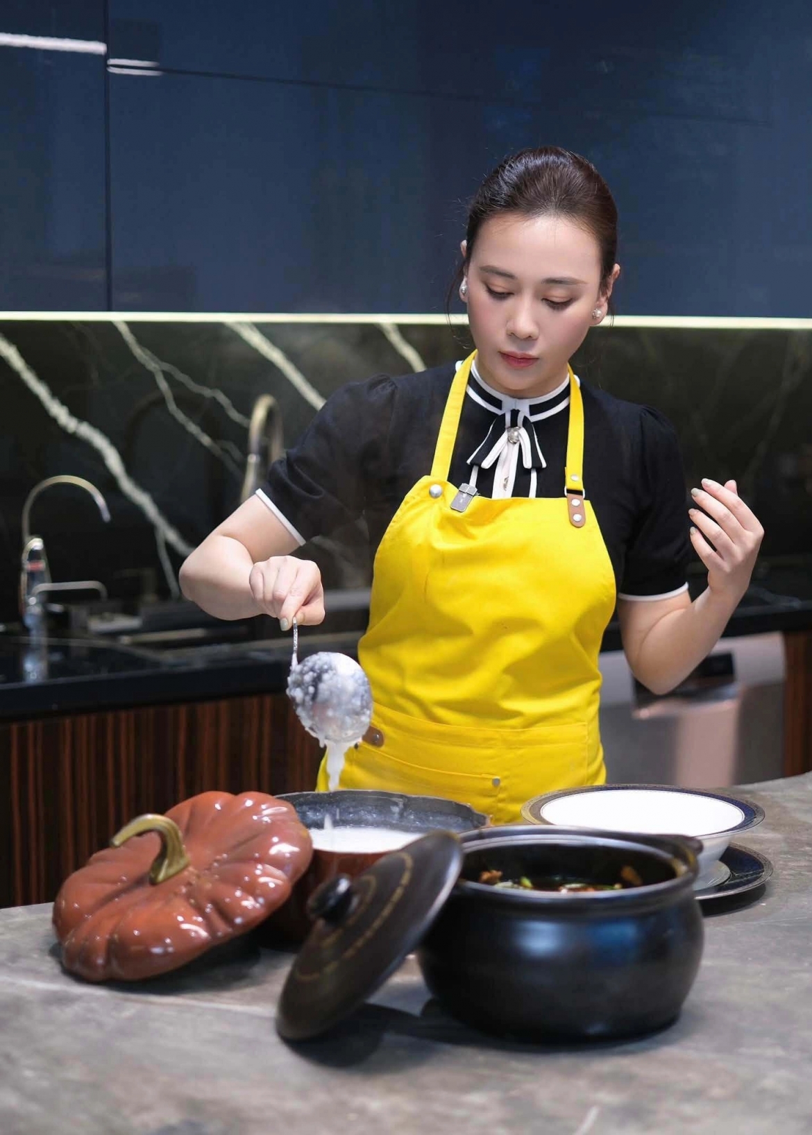 Phương Oanh vào bếp nấu món cháo ếch Singapore.
