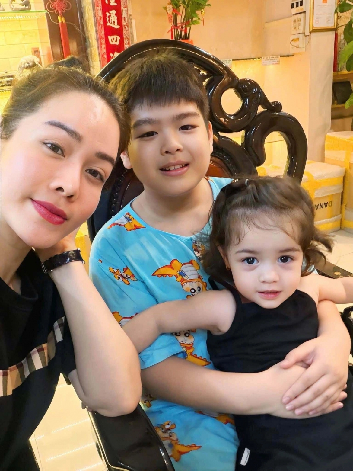 Diễn viên Nhật Kim Anh đưa con gái về nhà chồng cũ ở Cần Thơ để thăm con trai đầu lòng, bé Tin.