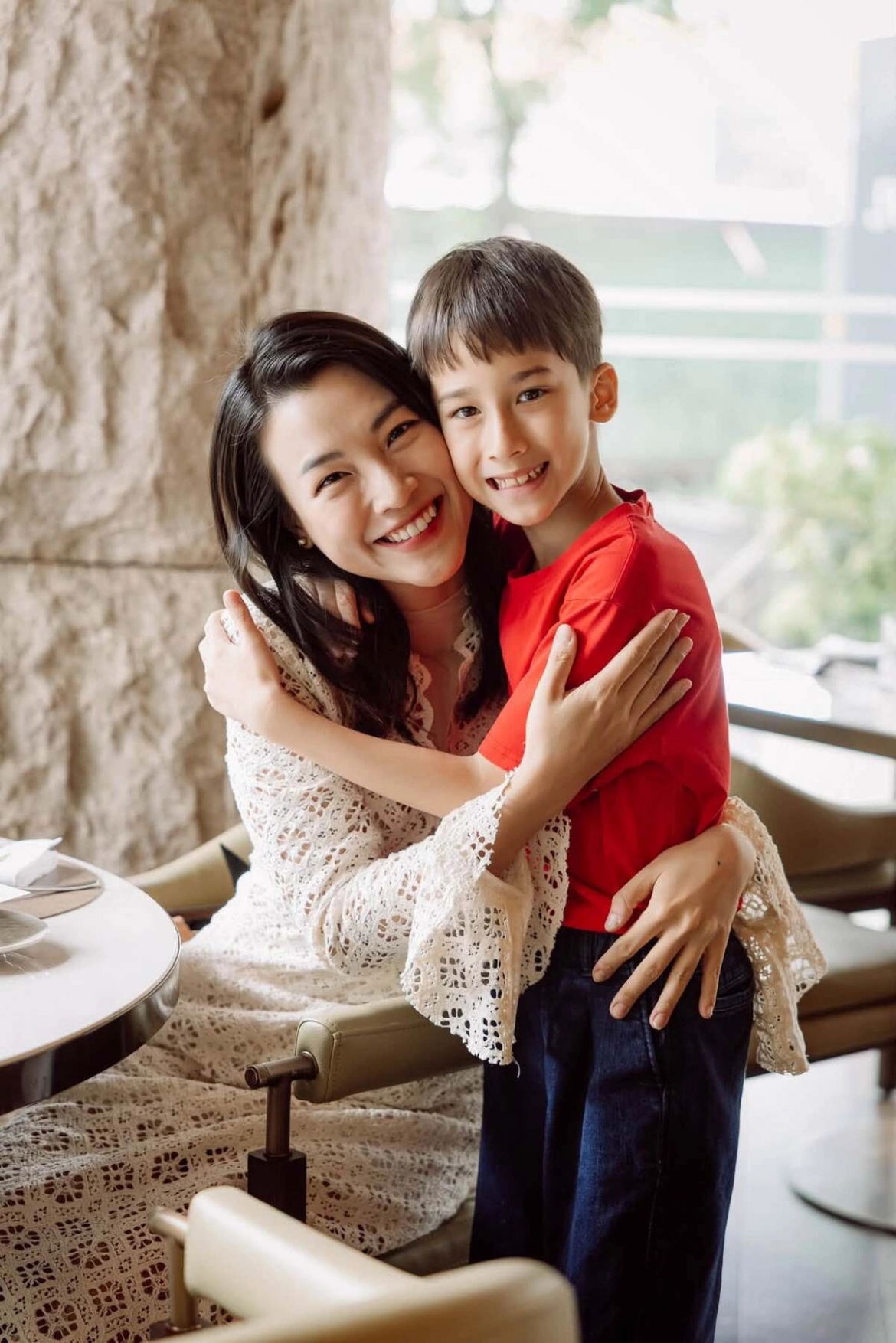 Á hậu Hoàng Oanh tận hưởng cuối tuần thảnh thơi bên con trai riêng, bé Max. Từ khi công khai chuyện tình cảm với thủ môn Lê Giang Patrik, MC thường xuyên cập nhật về cuộc sống tươi vui trên trang cá nhân.