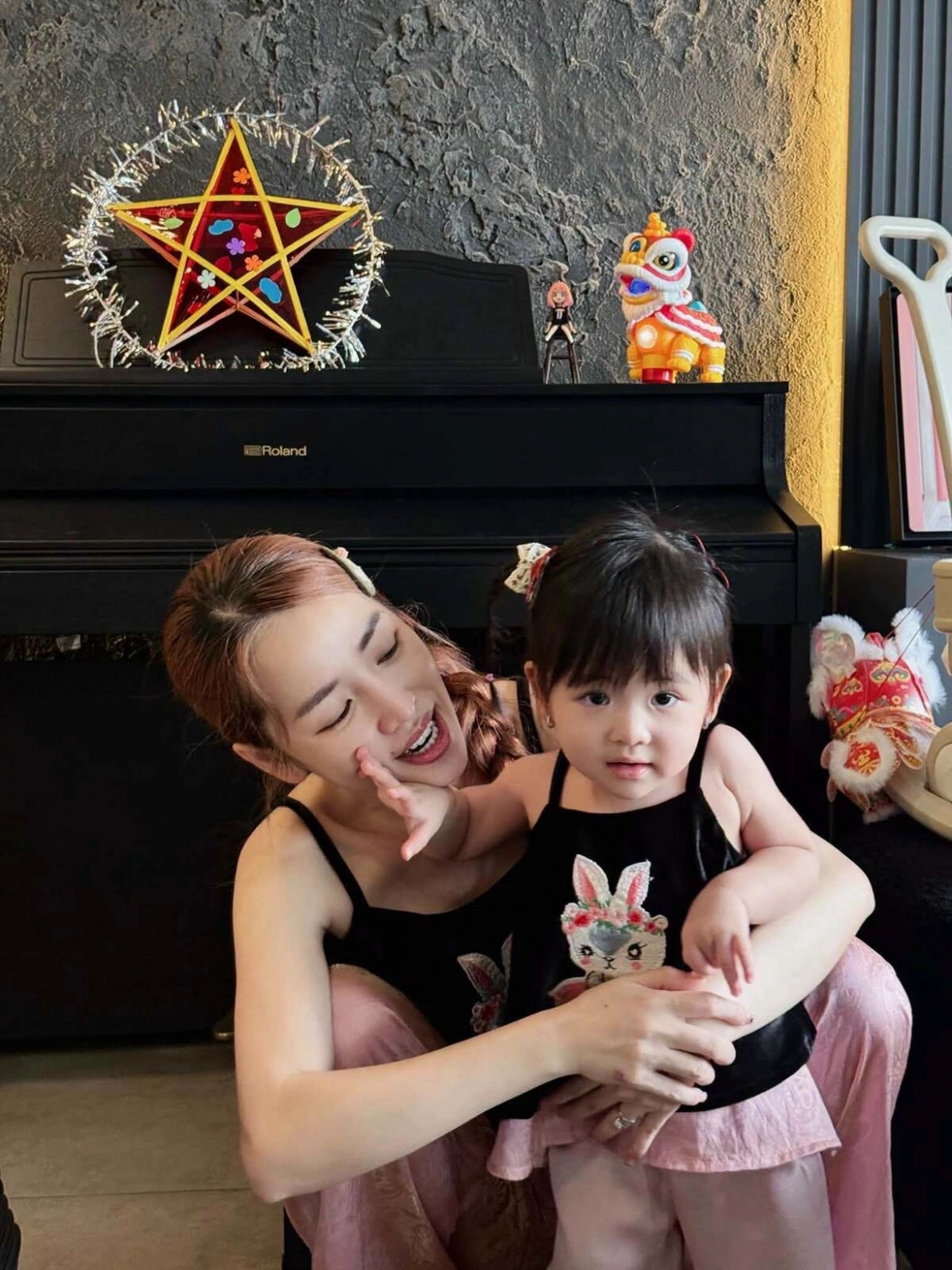 Khoảnh khắc con gái Puka - Gin Tuấn Kiệt vui vẻ chụp ảnh với ba nhưng không hợp tác với mẹ, thu hút gần 90 nghìn lượt thích từ khán giả.