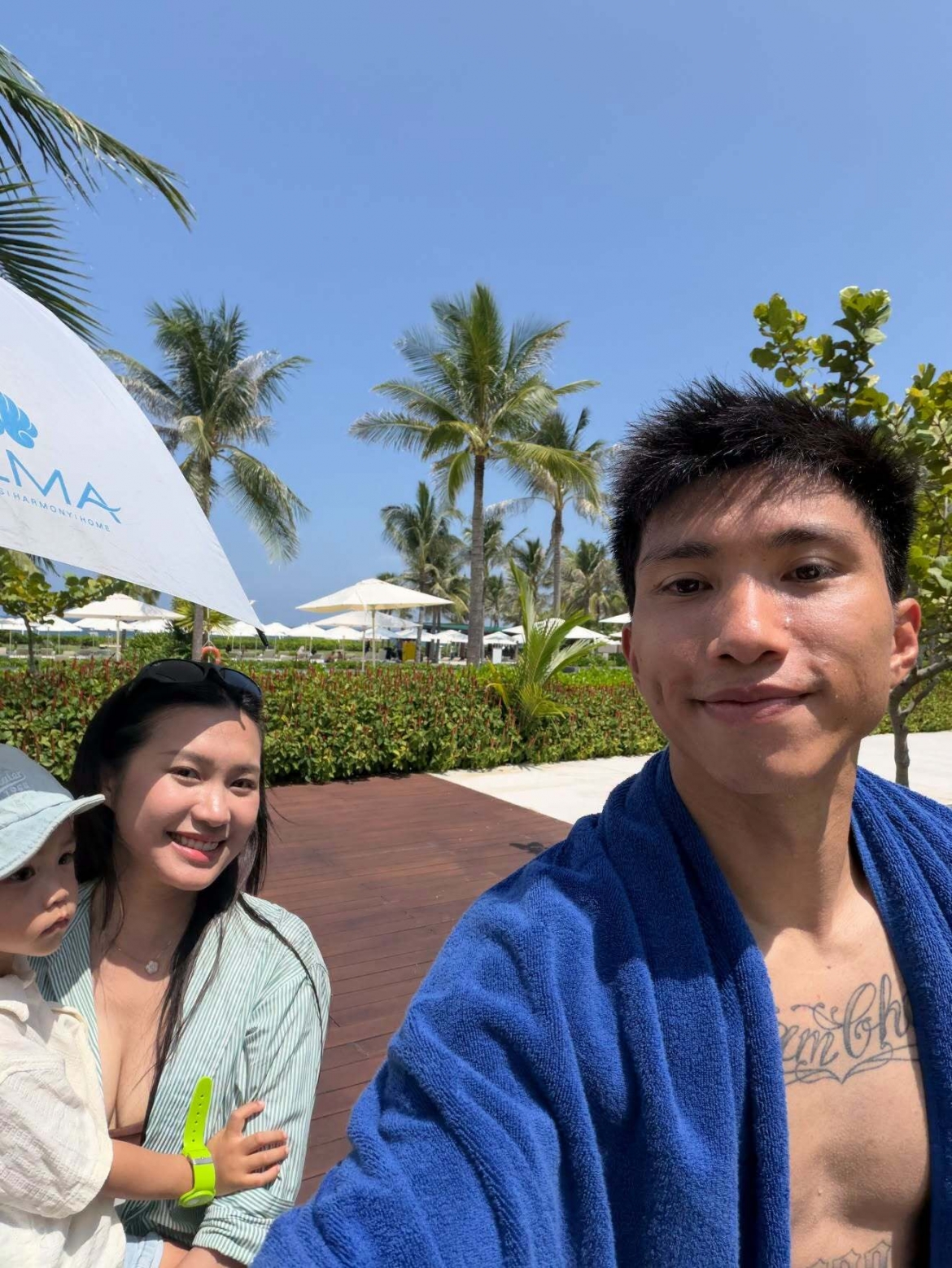 Sao Việt 28-9: Đoàn Văn Hậu cùng Doãn Hải My và con trai tận hưởng kỳ nghỉ thư giãn tại Nha Trang, ghi lại những khoảnh khắc đời thường bên nhau giữa không gian biển xanh, nắng vàng.