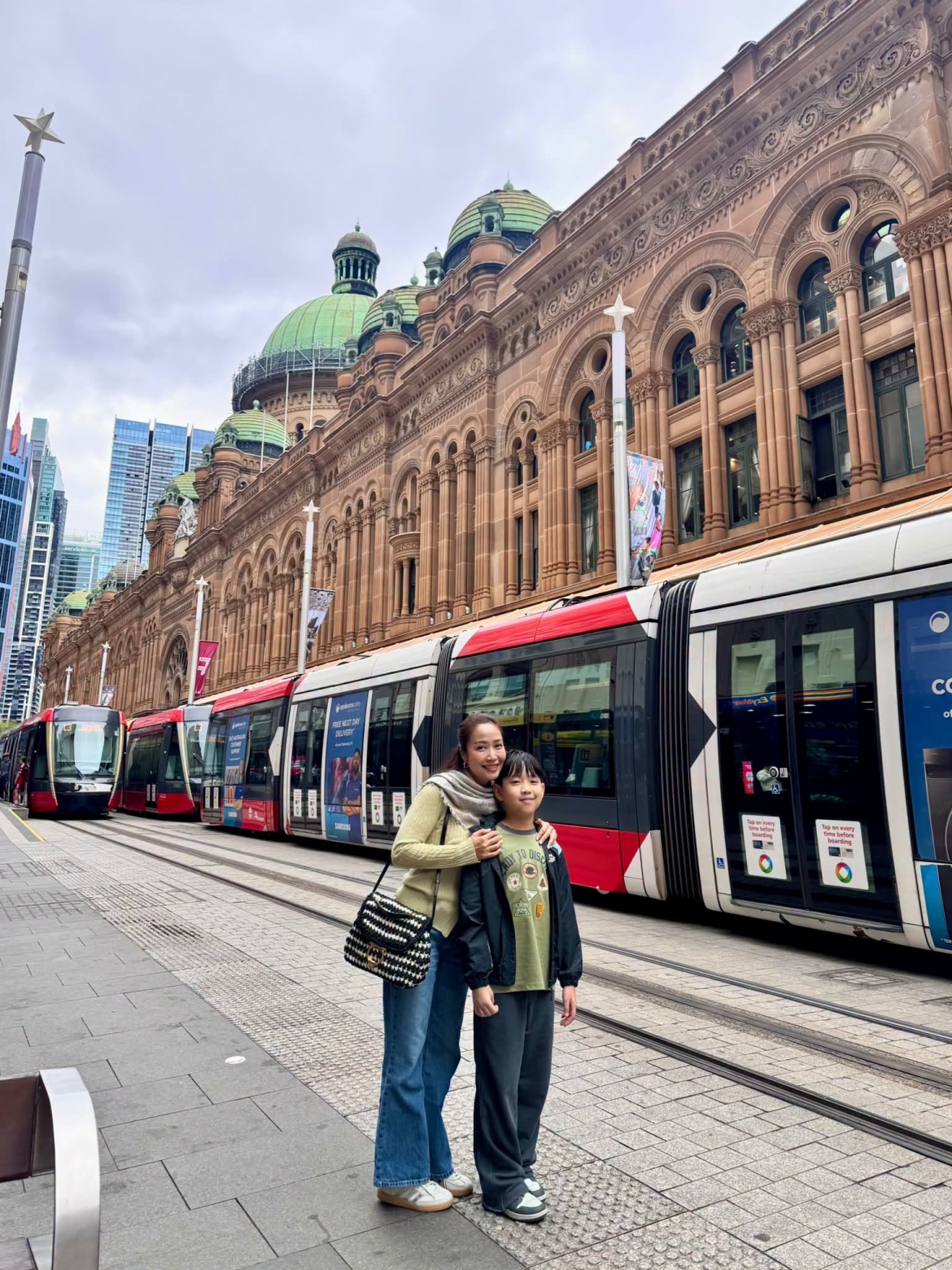 Mới đây, Ốc Thanh Vân tiếp tục chia sẻ hình ảnh cùng con trai trở lại Australia. Trên trang cá nhân, nữ diễn viên cho hay: "Hello Sydney. Luôn có lí do để trở lại Australia mà, mới tạm biệt Sydney cách đây 20 ngày, hihi nay gặp lại rồi. Tháng trước Người Vợ Ma diễn tại Melbourne và Sydney".