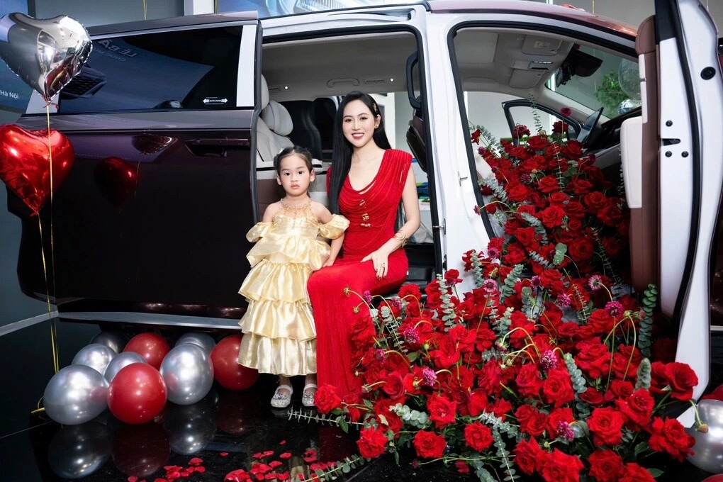 Á hậu Trúc Ny bổ sung vào bộ sưu tập xe của gia đình một chiếc xế hộp tiền tỷ, không gian rộng rãi để tiện đưa đón con gái đến trường.