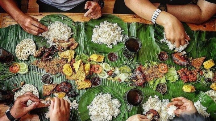 Ăn bốc còn mang ý nghĩa gắn kết xã hội tại Indonesia (Ảnh: iStock)