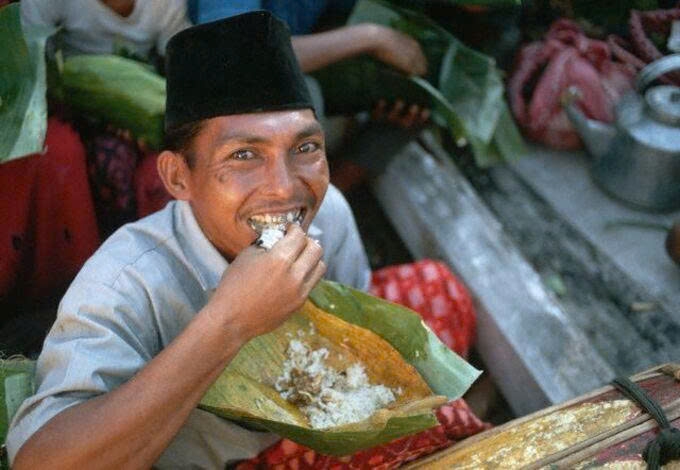 Người Indonesia vẫn giữ truyền thống ăn bằng tay từ xa xưa (Ảnh: iStock)
