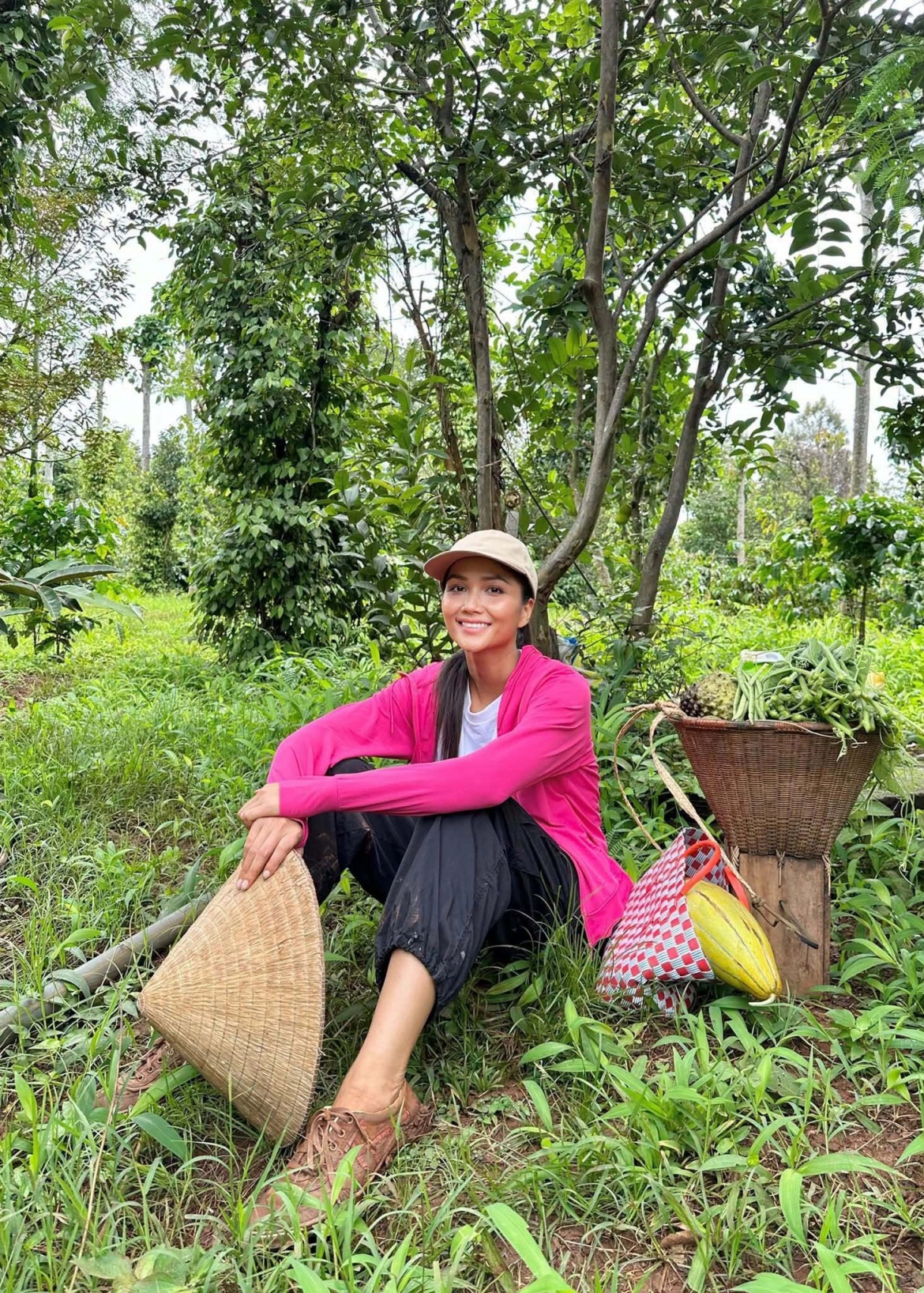Cuối tuần, H'Hen Niê về quê thăm gia đình, cùng bố mẹ lên rẫy. Quen việc đồng áng từ nhỏ, người đẹp không ngại dãi nắng, làm việc chân tay.