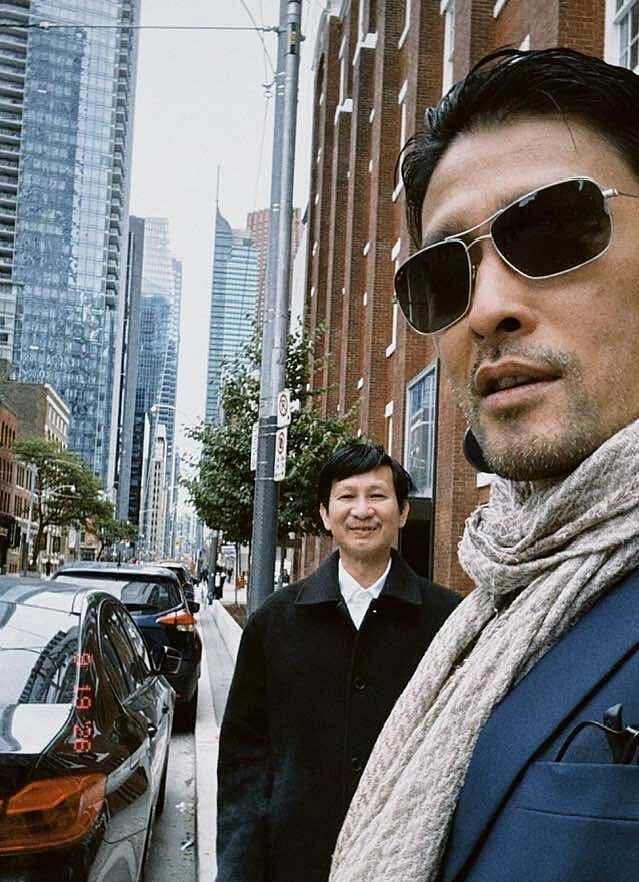 Johnny Trí Nguyễn và đạo diễn Nguyễn Phan Quang Bình dạo phố Canada nhân dịp êkíp mang "Hộ linh tráng sĩ: Bí ẩn mộ vua Đinh" dự Liên hoan phim quốc tế Toronto (TIFF).