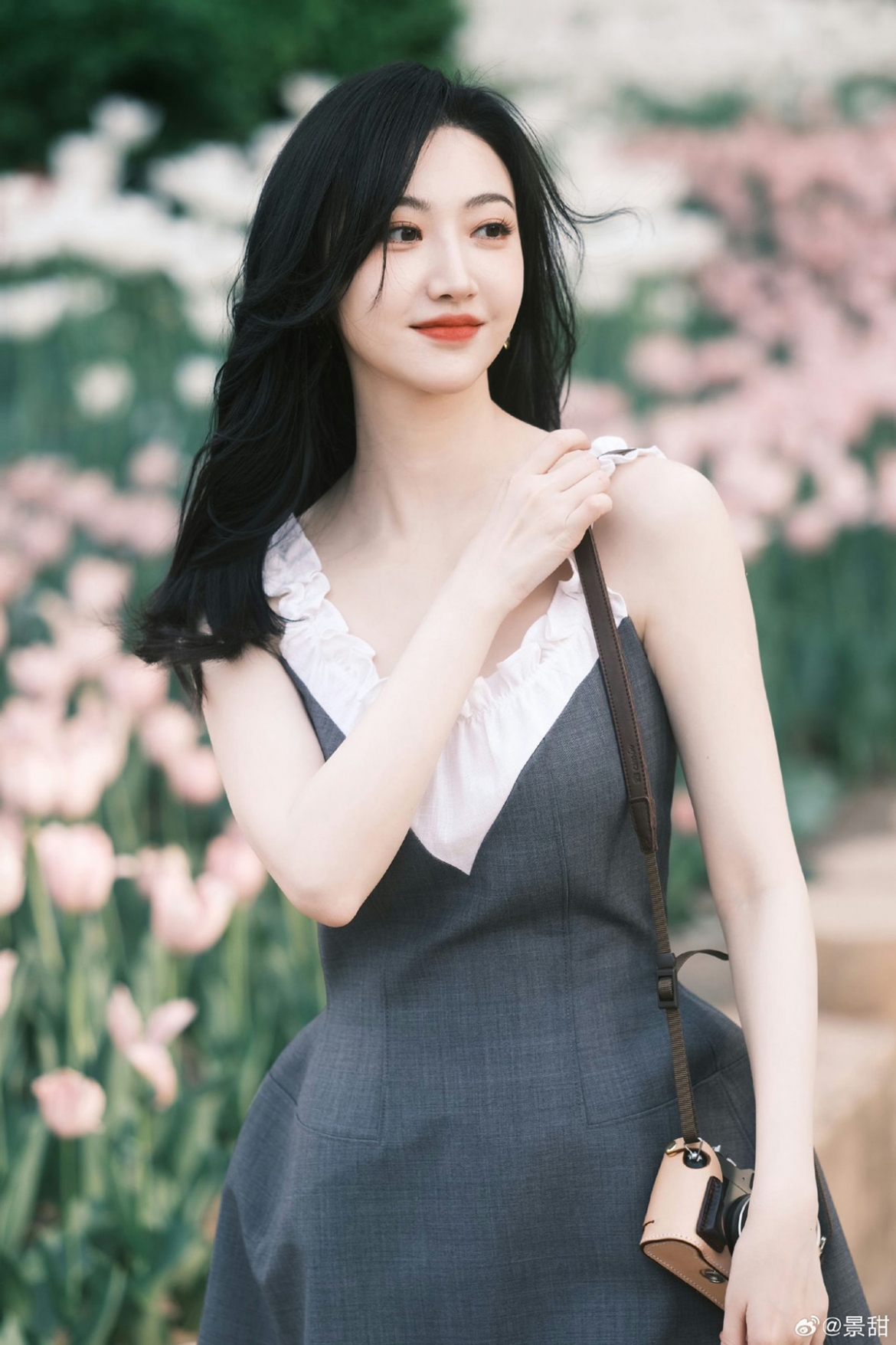 Trong suốt sự nghiệp của mình, Cảnh Điềm nổi lên như một hiện tượng được mệnh danh là “Hoa mẫu đơn của nhân loại”, “Mỹ nhân số 1 Bắc Kinh” và “Hoa hậu Học viện điện ảnh Bắc Kinh”. (Ảnh: Sina)