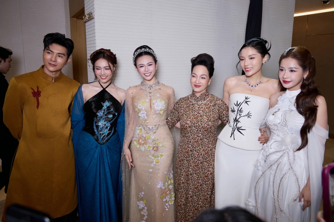 Nguyễn Thanh Hảo (thứ 3 từ trái sang) bên dàn diễn viên Chị chị em em 3 gồm Steven Nguyễn, Chi Pu, NSND Lê Khanh, Kỳ Duyên, Ninh Dương Lan Ngọc.