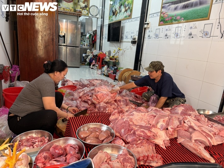 Thịt heo chênh giá nhau từ vài chục đến cả trăm ngàn đồng/kg giữa chợ giá rẻ và chợ trung tâm.