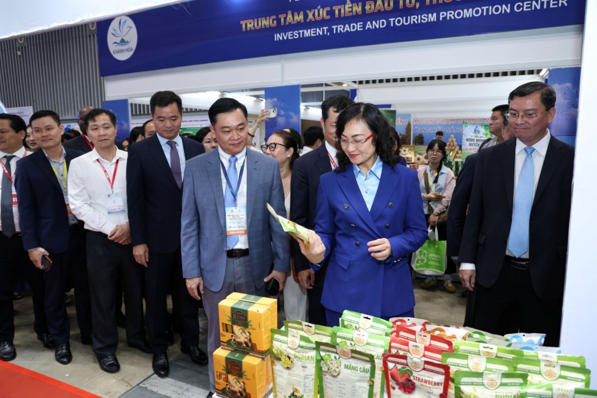 Đại biểu tham quan gian trưng bày của doanh nghiệp trưng bày tại Diễn đàn