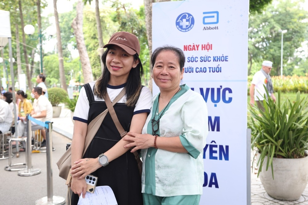 Cô Lê Thị Tình và con gái trong ngày hội chăm sóc sức khoẻ tại TP. Hồ Chí Minh
