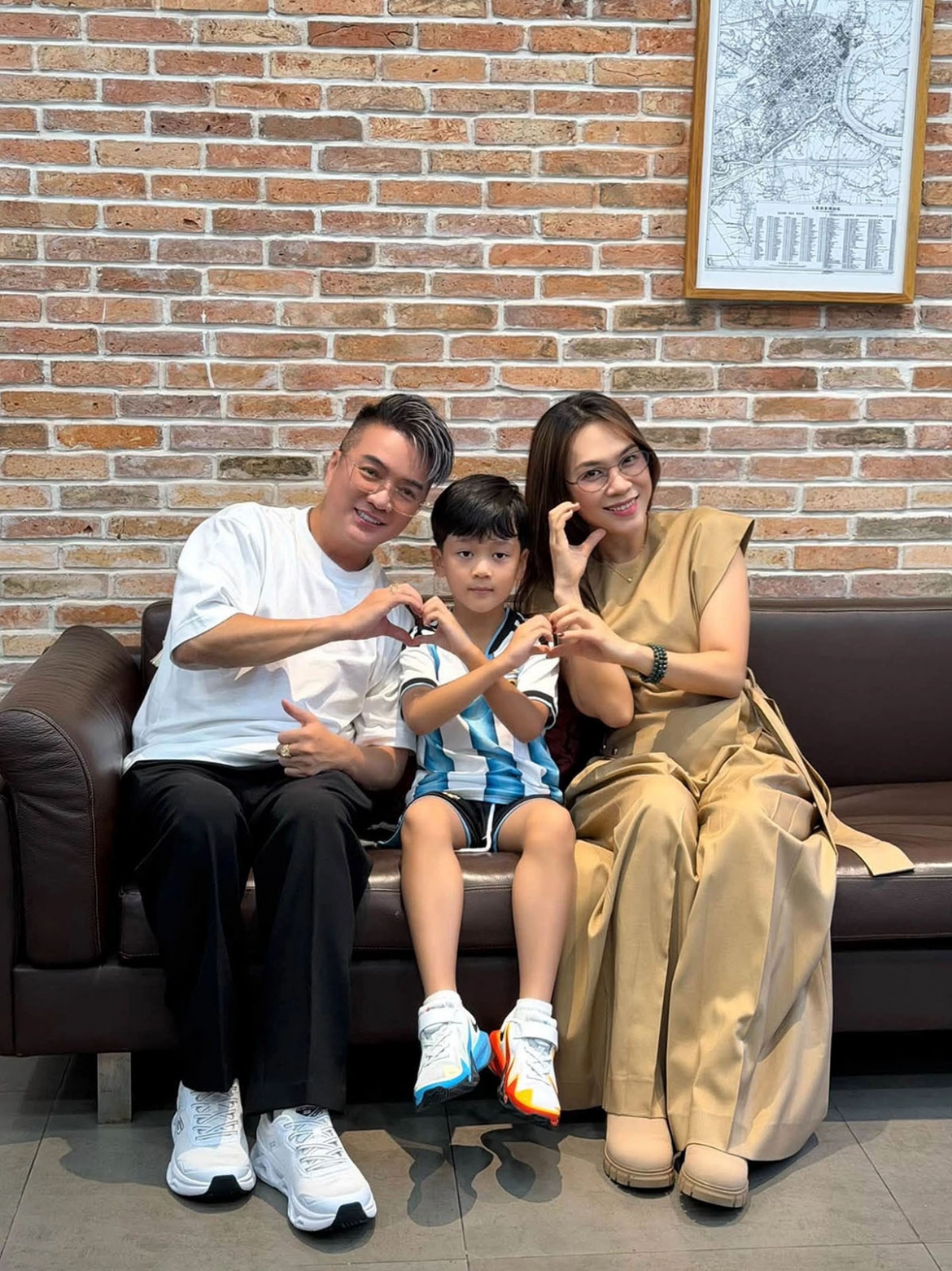 Con trai ca sĩ Đàm Vĩnh Hưng vừa hết sốt liền nhờ bố đưa qua thăm cô Mỹ Tâm.