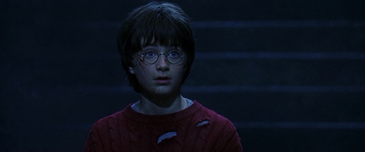 Cậu bé Harry Potter trong những ngày đầu đặt chân tới Hogwarts, mở ra hành trình phiêu lưu kéo dài suốt 8 phần phim.