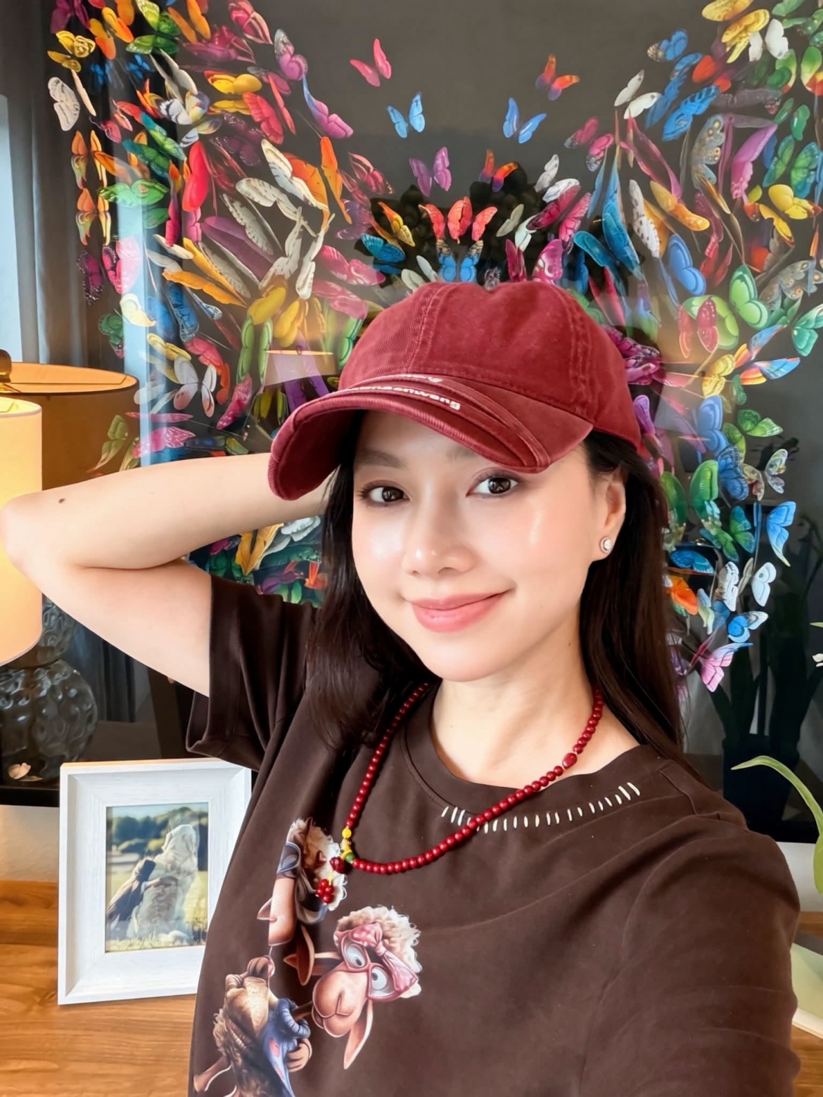 Đinh Ngọc Diệp chia sẻ những suy ngẫm sau một năm nhiều trải nghiệm. Nữ diễn viên cho biết vẫn chưa quen múi giờ, thường thức đến sáng, nhưng chính những khoảng lặng về đêm giúp cô hiểu hơn về bản thân và những điều mình muốn.