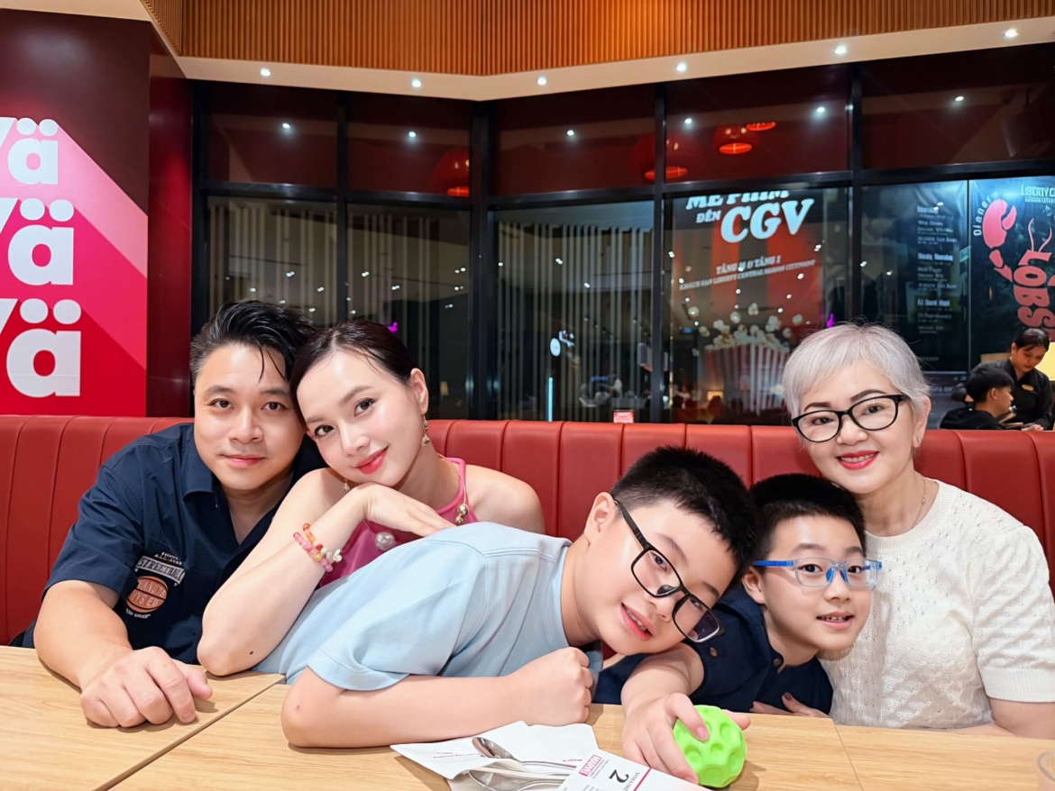 “Tình yêu của đời mình” – Đinh Ngọc Diệp chia sẻ khoảnh khắc bên gia đình. Không cầu kỳ, những khung hình đời thường lại cho thấy sự ấm áp và hạnh phúc của nữ diễn viên.