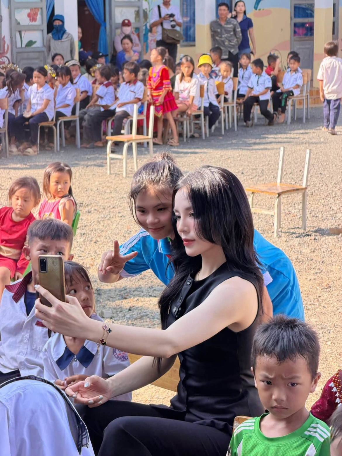Kỳ Duyên chia sẻ hình ảnh chuyến thiện nguyện gần đây tại điểm trường tại xã Ea Kiết, tỉnh Đắk Lắk.