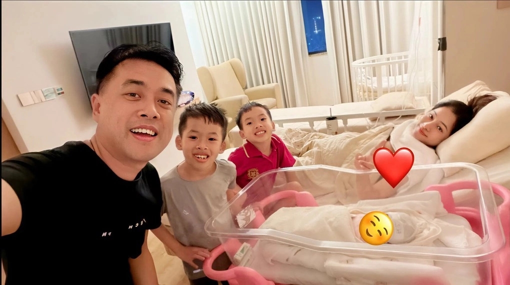 Bé Mickey và Jerry - cặp song sinh nhà Dương Khắc Linh - háo hức khi lần đầu được nhìn thấy Dani và Sani - hai em gái sinh đôi mới chào đời.