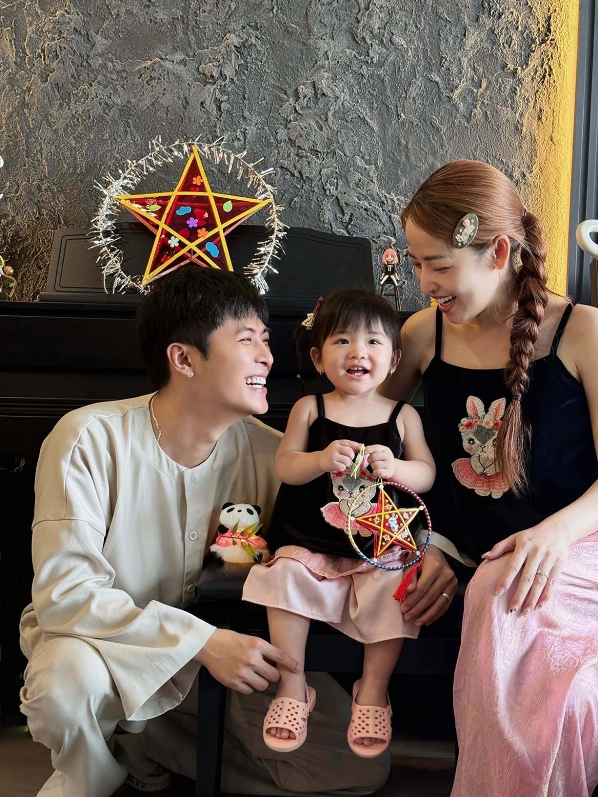 Puka và Gin Tuấn Kiệt đón Trung thu cùng con gái. Bé Anya được bố mẹ đặt biệt danh “vitamin hề hước” của gia đình vì nhiều biểu cảm ngộ nghĩnh, dễ thương.