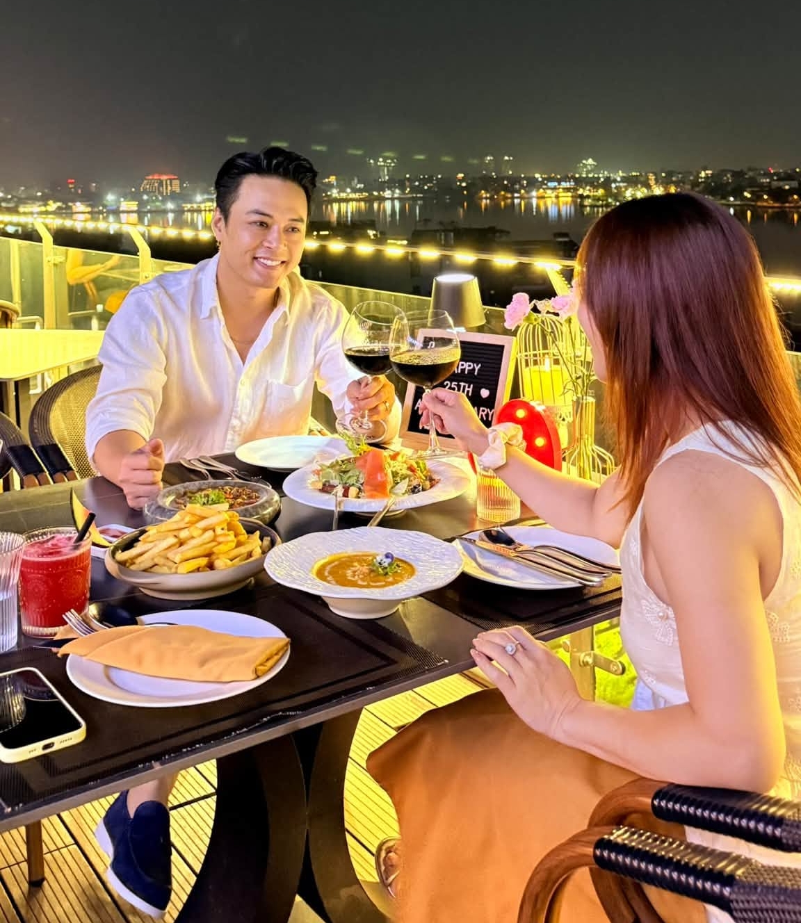 Hồng Đăng đăng tải loạt ảnh đi ăn tối cùng bà xã Anh Đào. Trong ảnh, cả hai cùng dùng bữa tại một nhà hàng có không gian nhìn ra sông. Nam diễn viên diện sơ mi trắng đơn giản, trong khi vợ anh xuất hiện với vẻ ngoài trẻ trung, rạng rỡ.