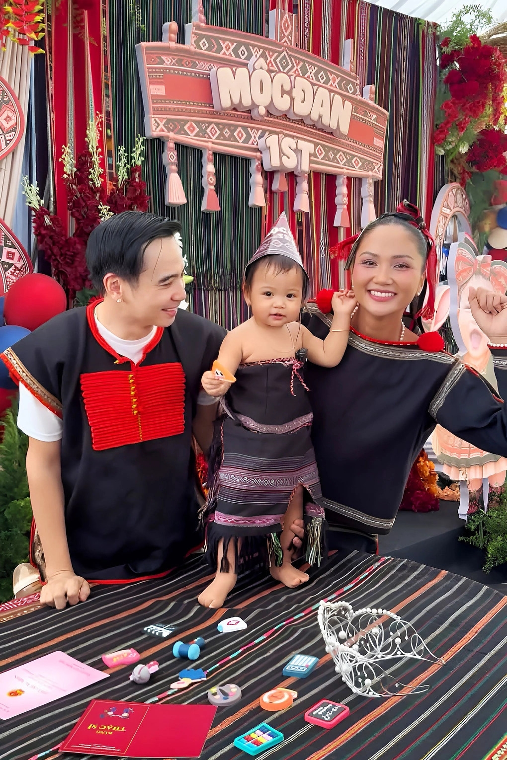 Sao Việt 18-9: Vợ chồng hoa hậu H'Hen Niê tổ chức bữa tiệc lớn ở quê nhà Đăk Lăk mừng ái nữ Harley tròn 1 tuổi. Mỹ nhân 34 tuổi chuẩn bị 81 bàn tiệc để tiếp đón vài trăm người tham dự, gồm gia đình nội ngoại, hàng xóm trong buôn làng và bạn bè từ TP HCM. Đa số khách mời đều mặc trang phục Ê-đê, thể hiện tinh thần gắn kết khi kỷ niệm dấu mốc ý nghĩa của bé Harley.