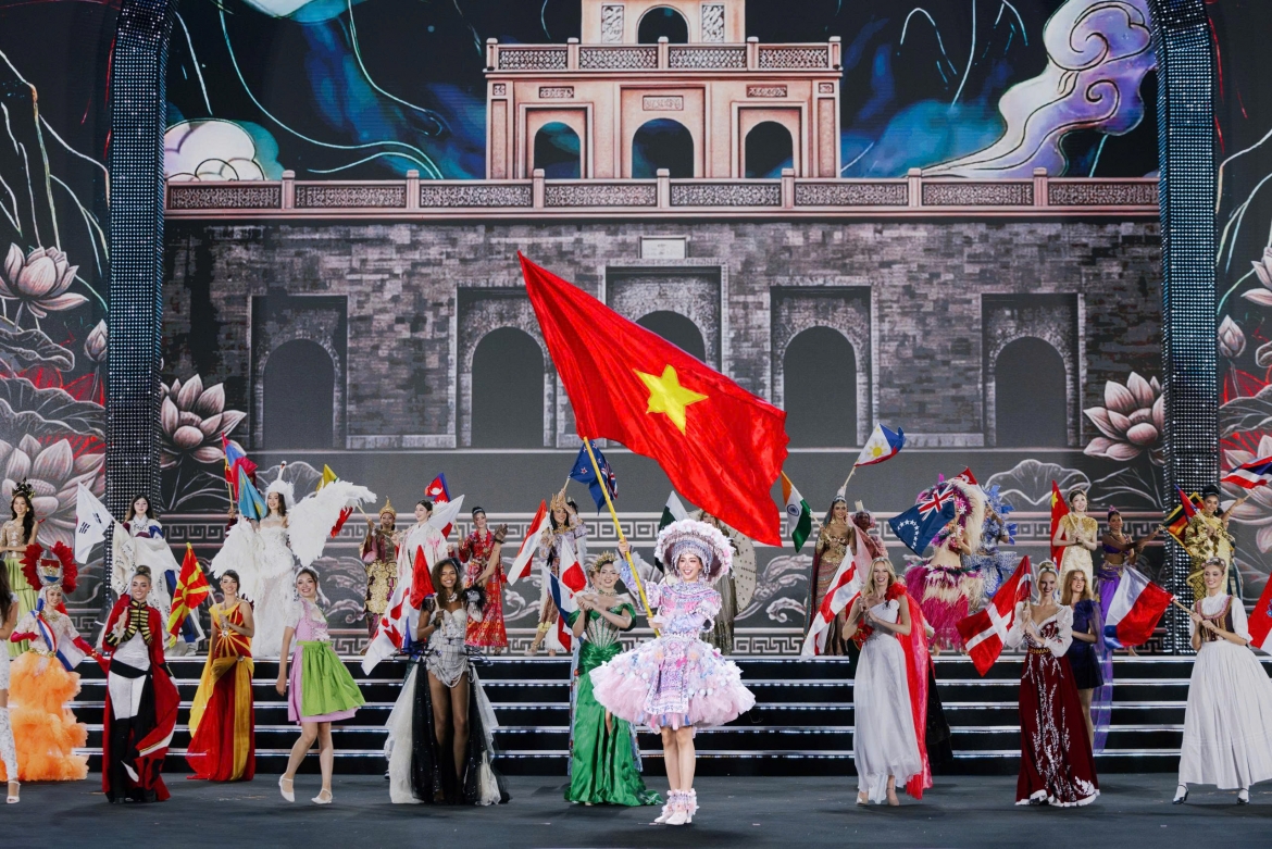 Các thí sinh Miss World trình diễn trang phục truyền thống và quốc kỳ