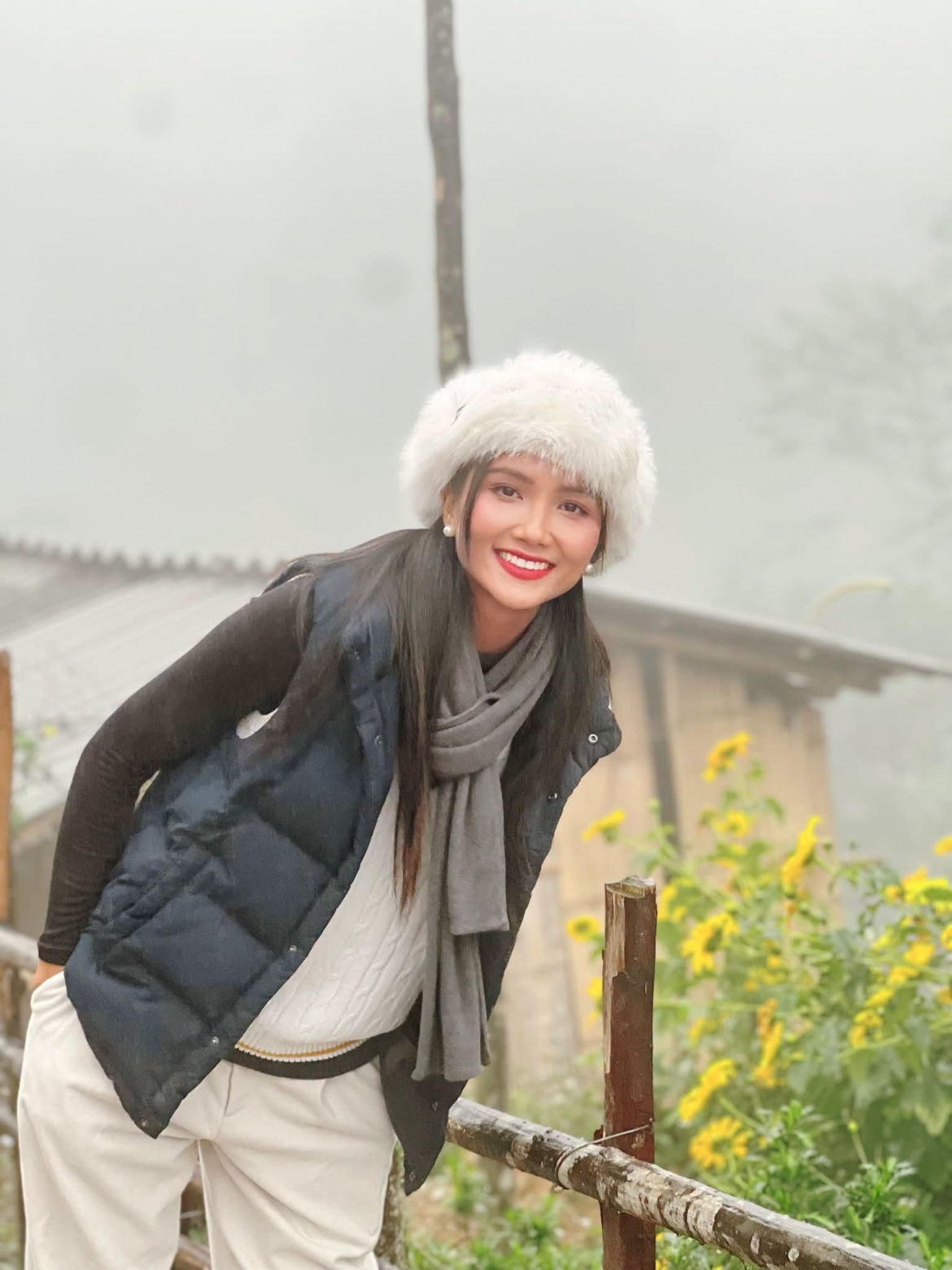 H'Hen Niê chia sẻ khoảnh khắc đời thường đầy năng lượng. Nụ cười rạng rỡ cùng tinh thần tích cực của nàng hậu nhận được nhiều sự yêu thích từ người hâm mộ.
