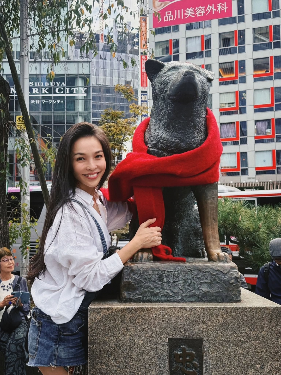 Hiền Thục chia sẻ hình ảnh bên tượng chú chó nổi tiếng, cô viết “My dear Hachiko”.