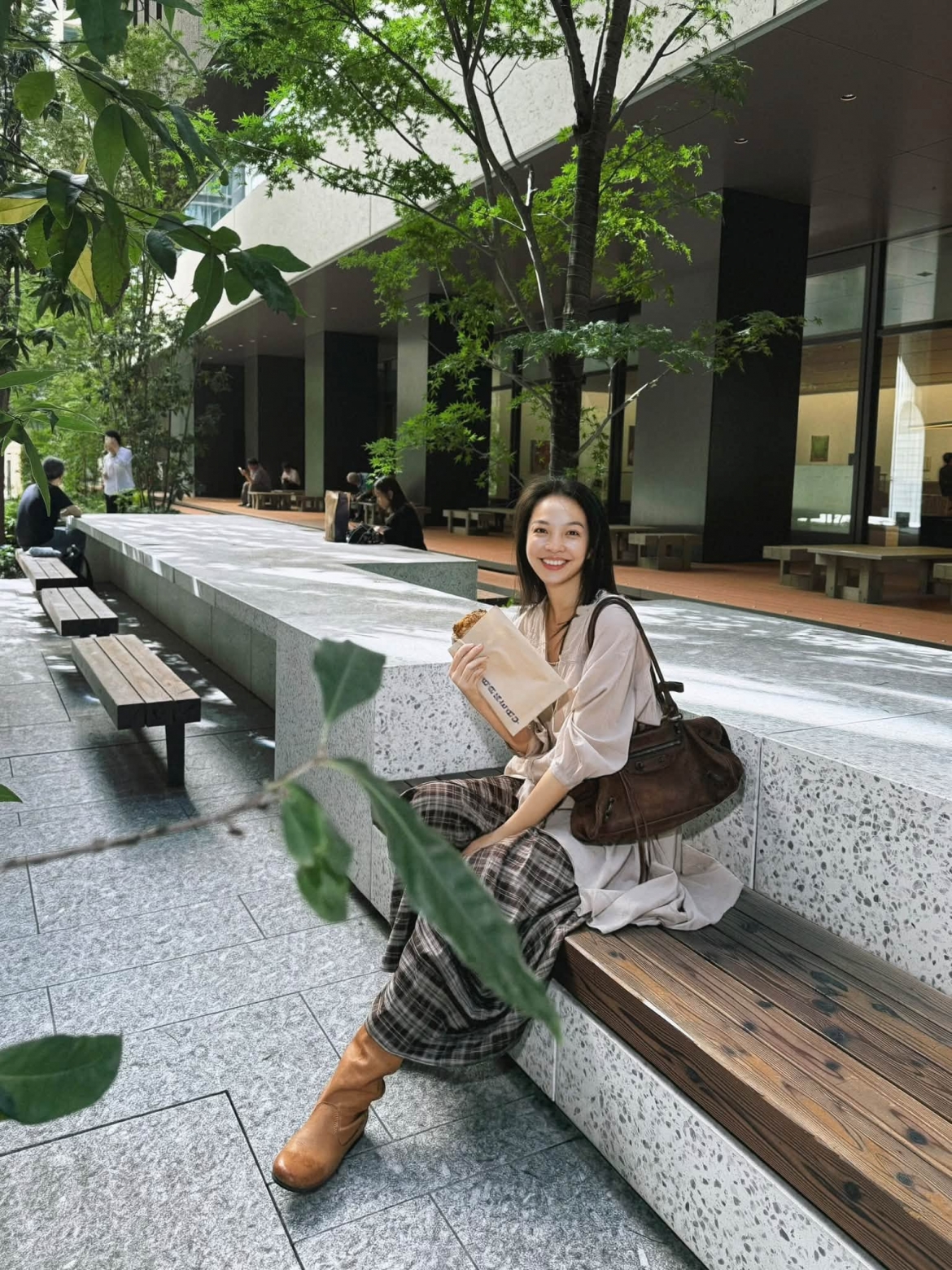 Hiền Thục khoe những khoảnh khắc dạo chơi tại Tokyo. Nữ ca sĩ mang đến hình ảnh trẻ trung, nhẹ nhàng giữa khung cảnh hiện đại của thủ đô Nhật Bản.