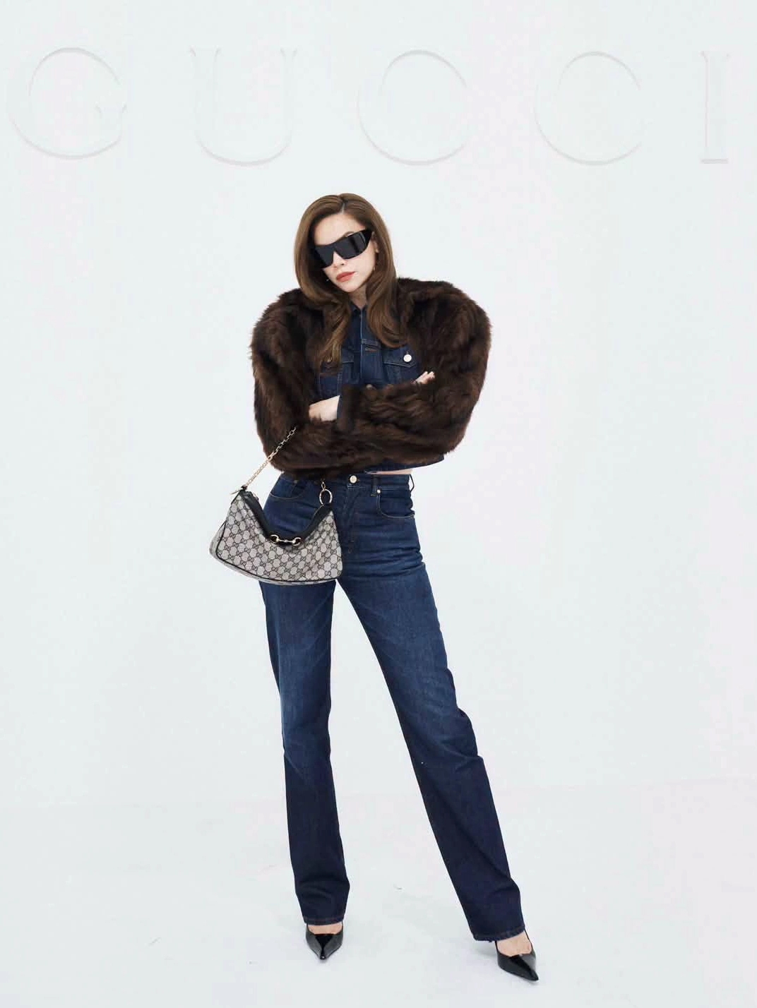 Hồ Ngọc Hà diện cả “cây” denim cùng áo khoác lông cá tính, khoe vẻ sắc lạnh khi dự show Gucci ở Milan Fashion Week.