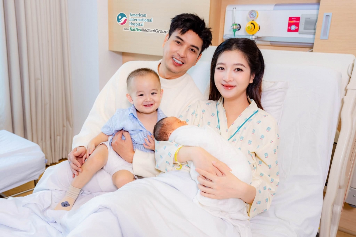 Hồ Quang Hiếu chia sẻ niềm vui gia đình khi chào đón thành viên mới. Nam ca sĩ cho biết bé Hin chính thức lên chức anh hai, mang đến thêm nhiều tiếng cười và những khoảnh khắc đáng nhớ cho gia đình.