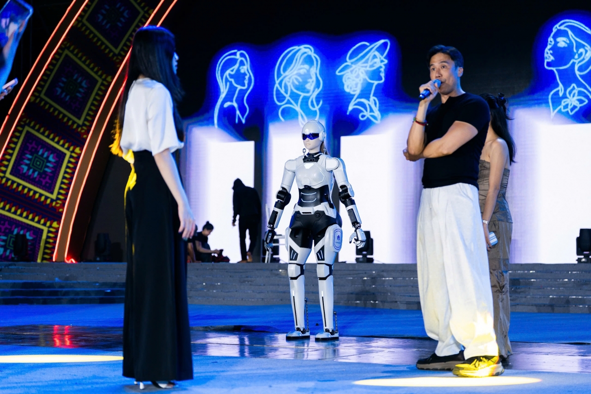 Dàn thí sinh chuẩn bị cho phần trình diễn kết hợp với robot Mornine trên sân khấu chung kết