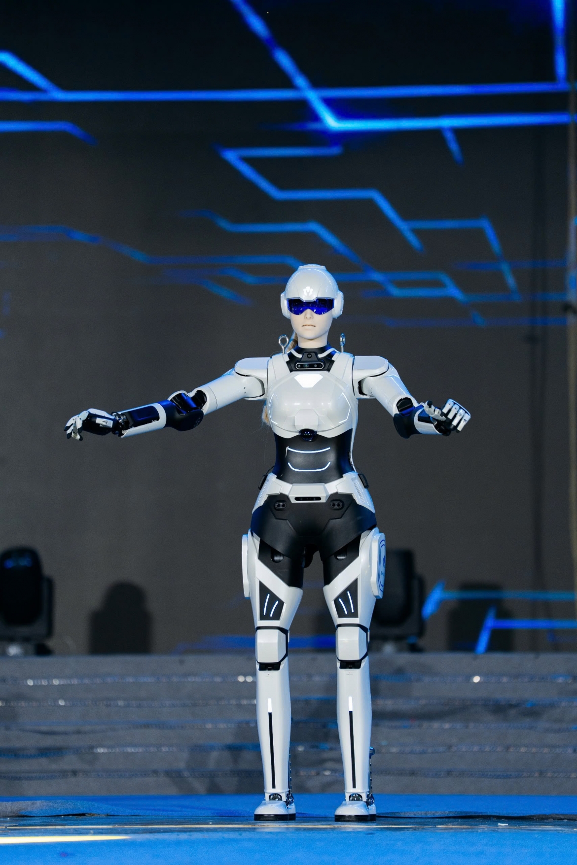 Robot Mornine góp mặt trong đêm chung kết Miss Galaxy Vietnam 2026 tại Mộc Châu