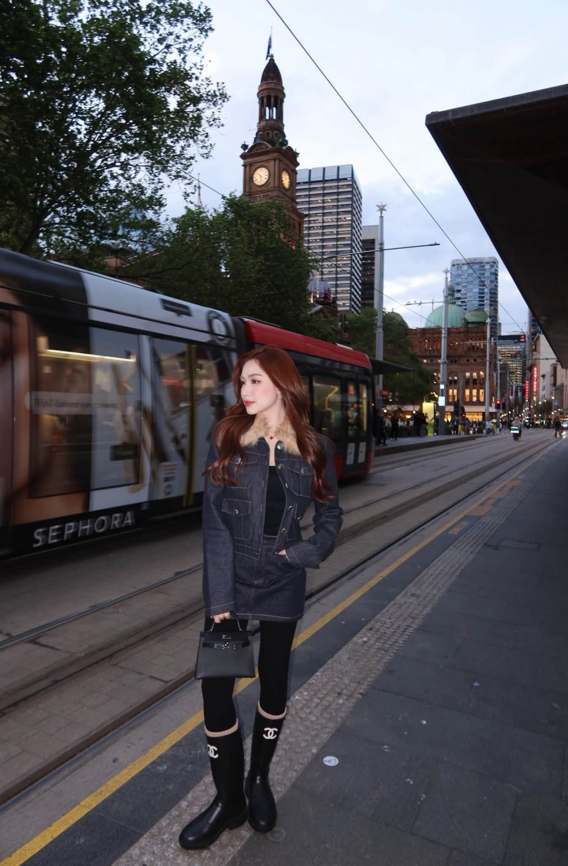 Hòa Minzy khoe loạt ảnh tại Sydney và hài hước tự nhận: “Xinh gái phết đây thây”.