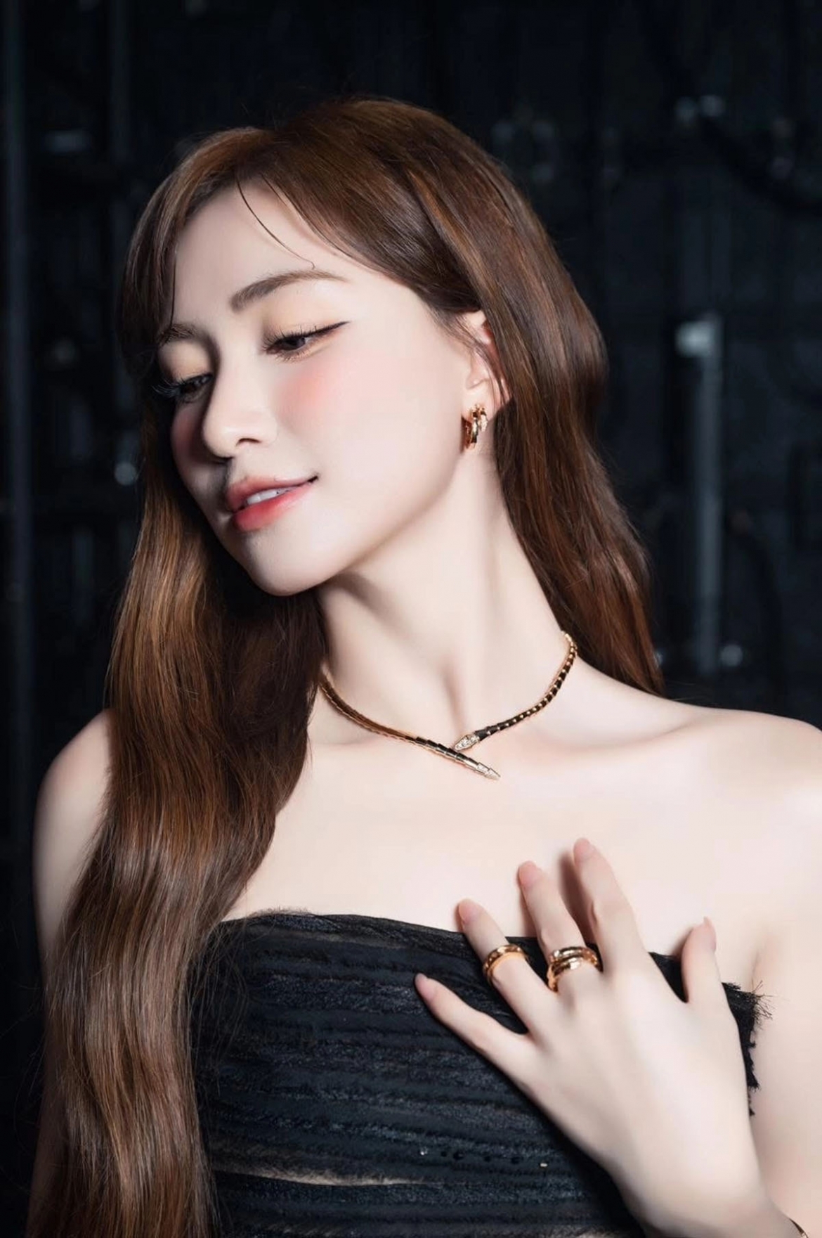 Hòa Minzy khoe bộ sưu tập vòng cổ mini hơn 1 tỷ đồng.