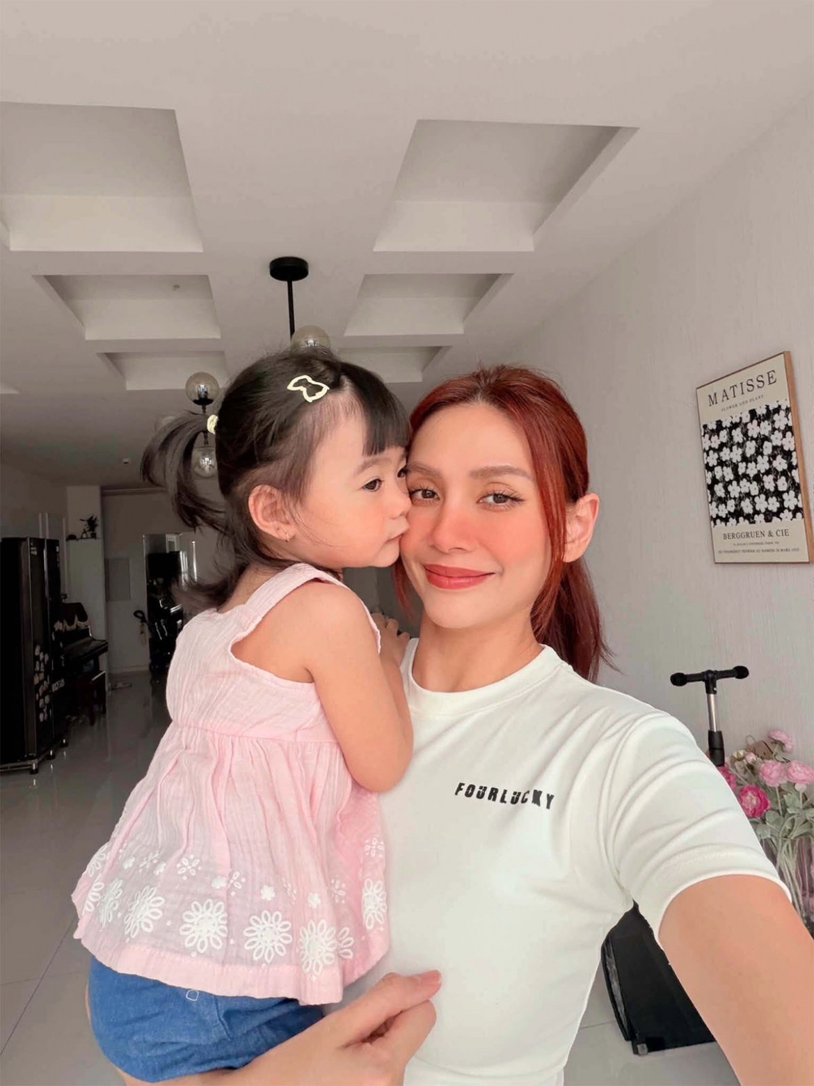 Người mẫu Võ Hoàng Yến khoe con gái 2 tuổi điệu đà, quấn mẹ.