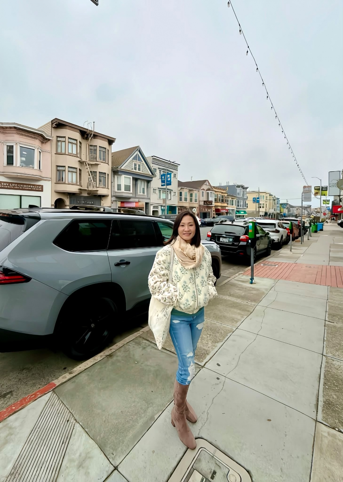 Hồng Đào tận hưởng những ngày San Francisco vào thu và không quên màn tự trêu duyên dáng: “Mình thì cũng đẹp... đứng đây ngắm đời”.