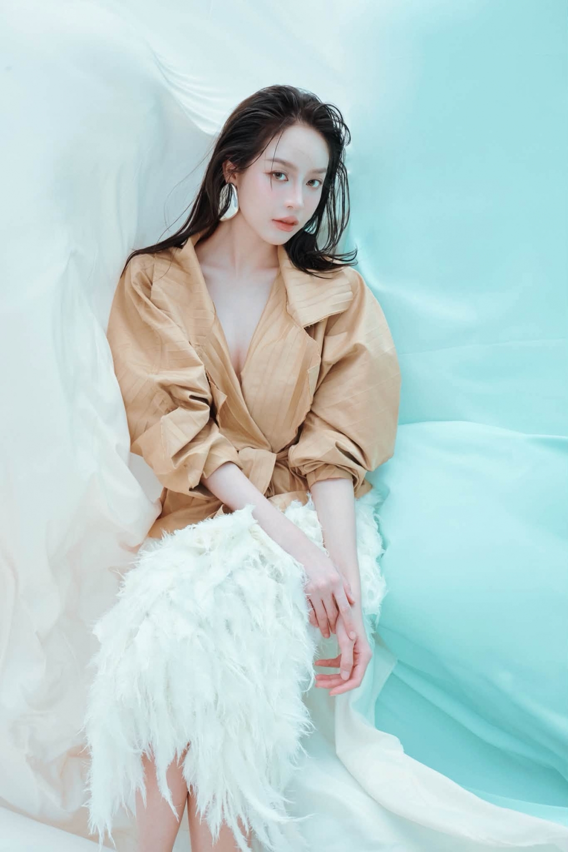 Hoa hậu Huỳnh Thị Thanh Thủy khoe thần thái cuốn hút trong bộ ảnh thời trang mới, cho thấy hình ảnh ngày càng trưởng thành và thanh lịch.