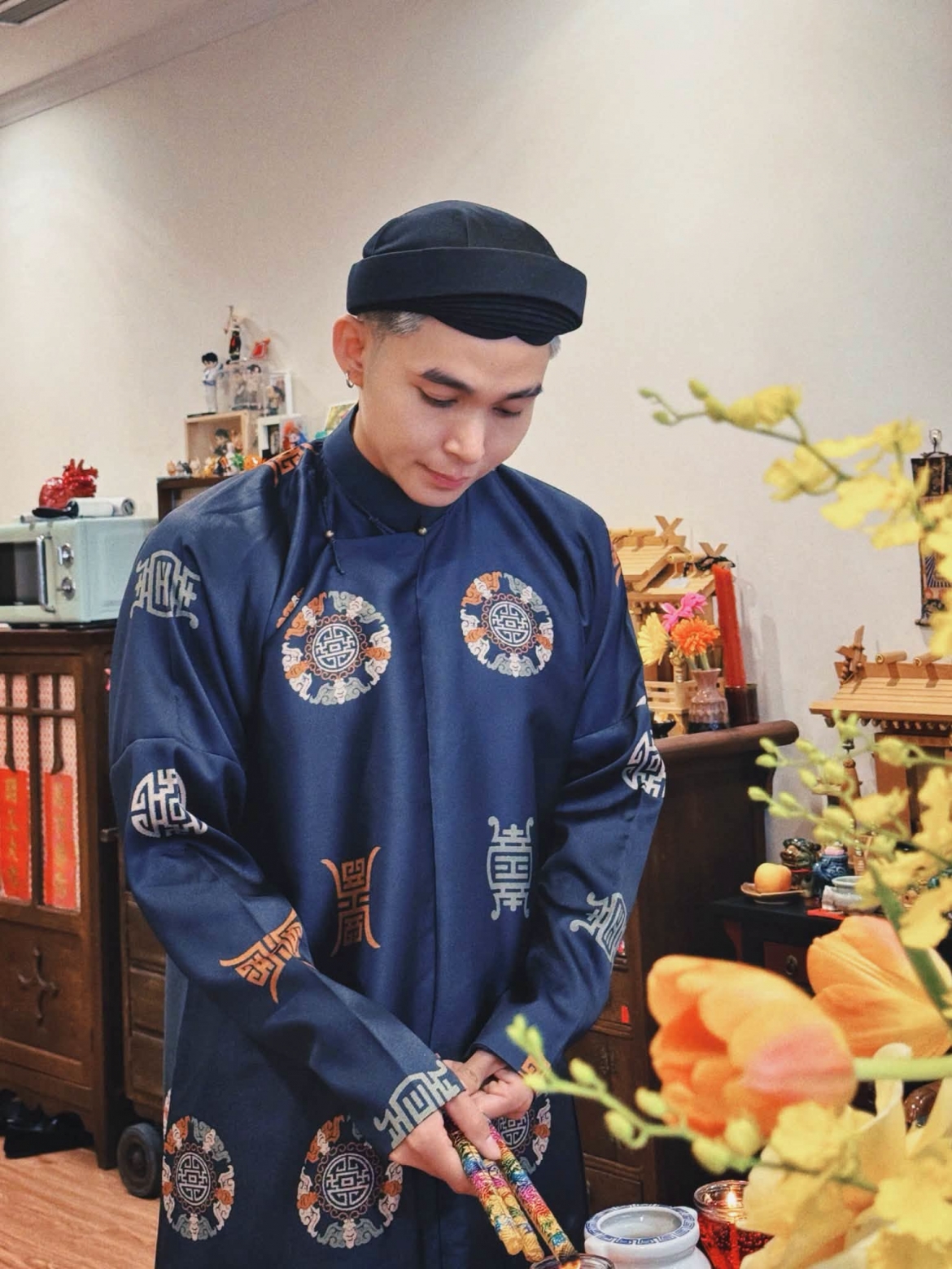 Jun Phạm chọn áo dài để hướng về ngày Giỗ Tổ nghề sân khấu. Khoảnh khắc được anh gọi vui là “bộ áo dài vía cho ngày lễ Tổ”.